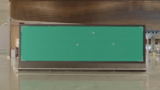 Airport Terminal Green Screen Billboard Color Keyed Arrival Screen Mockup — Αρχείο Βίντεο