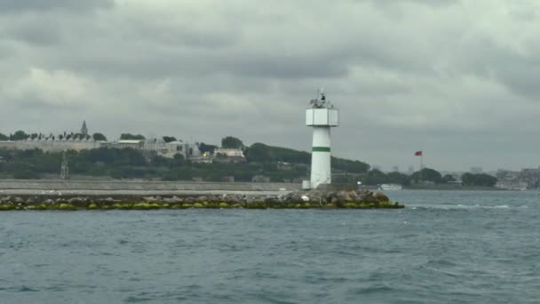 Lighthouse Bosphorus Which Connects Continents Asia Europe Topkapi Palace Background — Vídeo de Stock