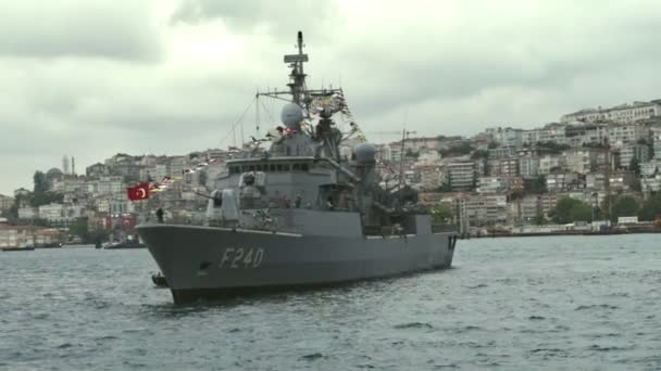 トルコ共和国ボスポラスに停泊する軍艦 — ストック動画