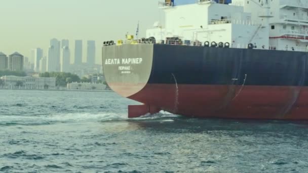 イスタンブールボスポラス最後の貨物船喉から — ストック動画