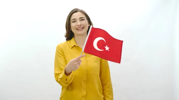Счастливая Молодая Женщина Размахивающая Турецким Флагом Белом Фоне Празднование Особых — стоковое фото