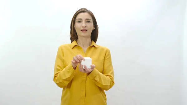 Jonge Vrouw Geïsoleerd Witte Achtergrond Holding Box Van Gezicht Huidcrème — Stockfoto
