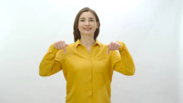 Mujer Apuntando Parte Inferior Pantalla Con Dedo Apuntando Espacio Publicitario —  Fotos de Stock