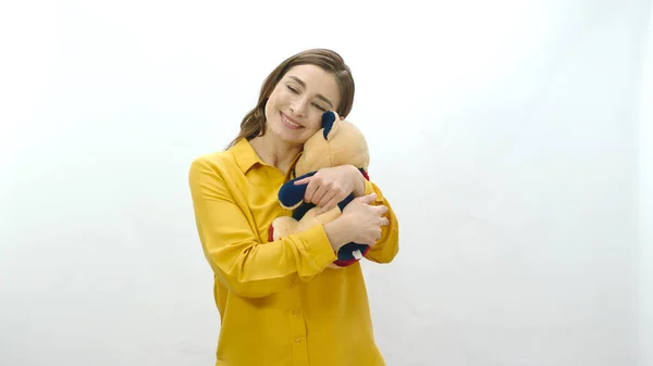 Vrouw Met Teddybeer Haar Armen Geïsoleerd Een Witte Achtergrond Leuke — Stockfoto