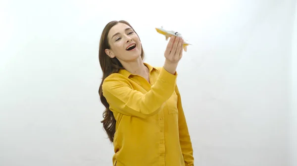 Junge Frau Spielt Mit Einem Kleinen Spielzeugmodell Passagierflugzeug Isoliert Auf — Stockfoto
