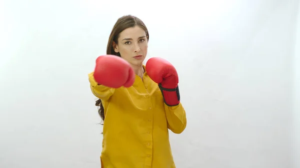 Vyrovnávat Problémy Obchodním Životě Mladá Žena Boxerskými Rukavicemi Izolovanými Bílém — Stock fotografie
