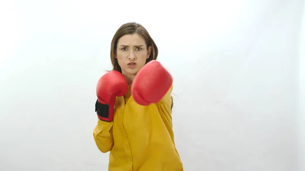 Bewältigung Der Schwierigkeiten Geschäftsleben Junge Frau Mit Boxhandschuhen Auf Weißem — Stockfoto
