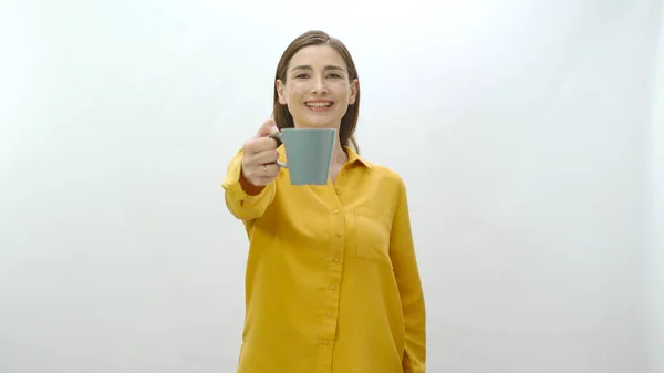 Karakterportret Van Een Jonge Vrouw Die Een Kopje Koffie Zwarte — Stockfoto