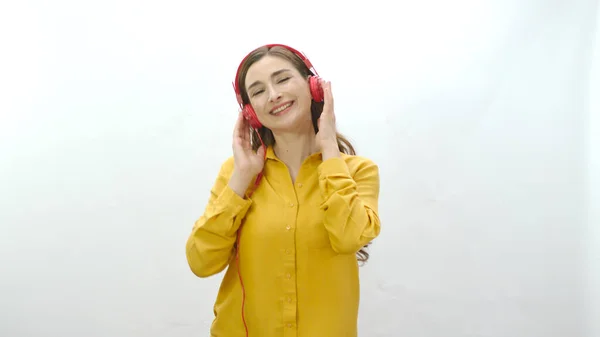 Mujer Cantando Con Auriculares Aislados Sobre Fondo Blanco Mujer Bailando Fotos de stock libres de derechos