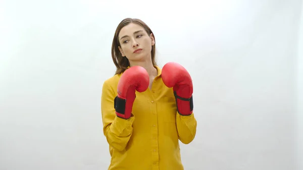 Борьба Трудностями Деловой Жизни Женщина Боксёрских Перчатках Изолирована Белом Фоне Стоковое Изображение
