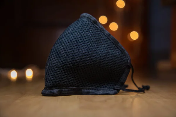 Bokeh etkisi altında cerrahi siyah yüz maskesi. Yüksek kaliteli fotoğraf.