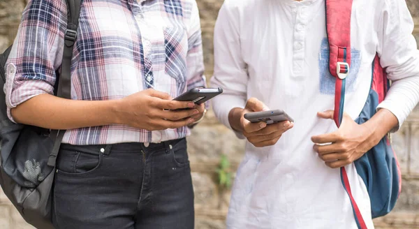 Gençlerin yeni teknoloji eğilimlerine olan bağımlılığı. Üniversite öğrencileri derslerinde cep telefonu ya da akıllı telefon kullanıyorlar. Cep telefonlarını kullanmak için birbirlerini görmezden geliyorlar..