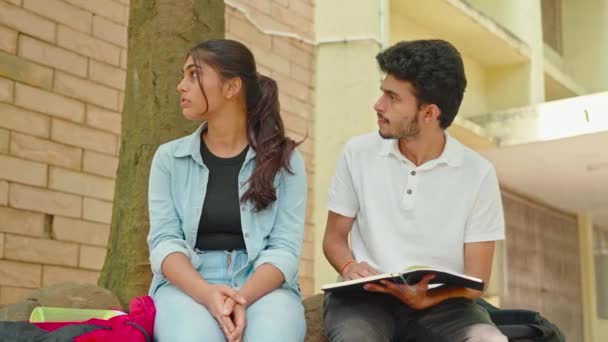 Çiftler Arkadaşlar Bir Ilişki Yaşadıklarında Üniversite Kampüslerinde Birbirleriyle Kavga Ederler — Stok video