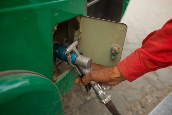 LPG 'yi araca doldurun. Bir otomobili sıvı petrol gazıyla doldurmak. Yakın çekim.. 