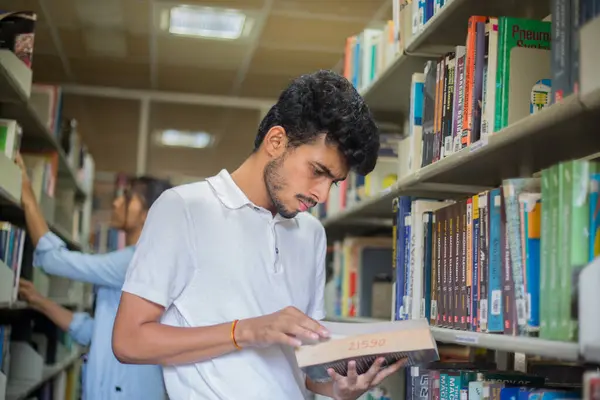 Genç bir üniversiteli çocuk kütüphanede kendisi için bir kitap seçiyor, ve onu raftan alıyor, gelecek sınavları için okumak üzere..