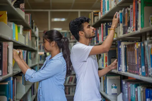 Genç bir üniversite öğrencisi kütüphanede kendileri için bir kitap seçiyor, ve onu raftan alıyor, gelecek sınavları için okumak üzere..