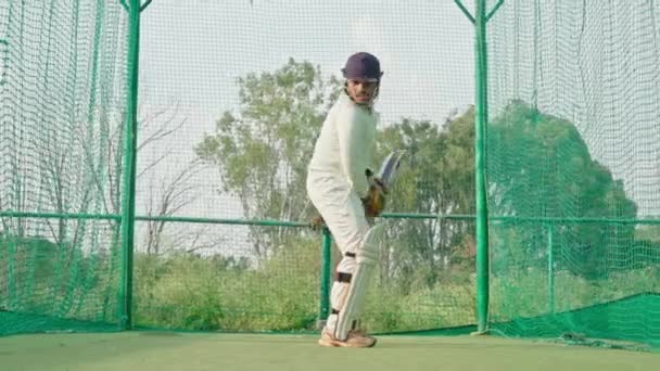 Jugador Cricket Preparándose Para Enfrentar Jugador Bolos Tiempo Práctica Neta — Vídeo de stock