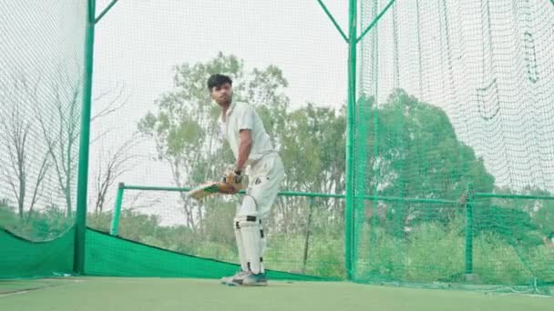 Joueur Cricket Face Balle Temps Entraînement Net Batteur Droit Pratiquant — Video