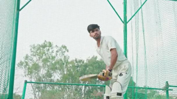 Giocatore Cricket Fronte Alla Palla Nel Tempo Allenamento Rete Battitore — Video Stock