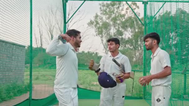 Krikett Játékos Csevegett Csapattársaival Netes Edzés Után Azok Játékosok Akik — Stock videók