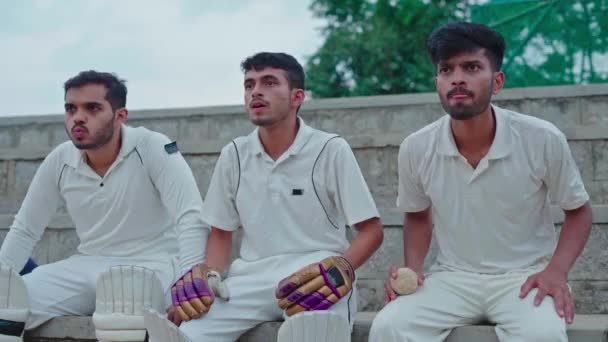 Игроки Крикет Смотрят Матч Своей Команды Стадионе Игроки Смотрят Игру — стоковое видео