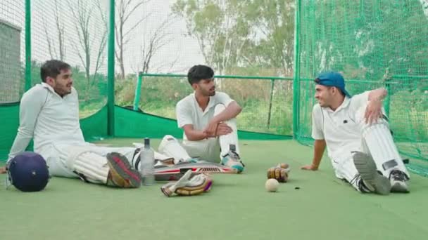 Kriket Oyuncusu Net Çalışmadan Sonra Takım Arkadaşlarıyla Sohbet Ediyor Oyuncular — Stok video