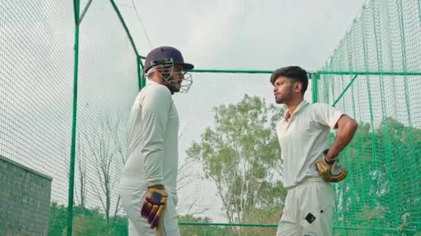 Гравці Крикету Обговорювали Під Час Матчу Полі Крикету Концепція Дружби — стокове відео