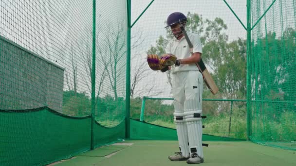 Cricket Spelare Bär Kit Sin Match Tid Att Spela Bra — Stockvideo