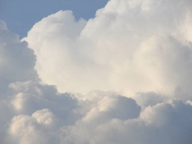 Ukrayna 'nın üstündeki gökyüzü. Yağmur bulutlarının rengi ve yapısı. Telefon ve tabletler için gökyüzü arkaplanı.