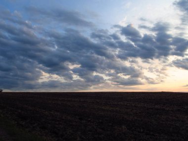 Ukrayna 'nın üstündeki gökyüzü. Yağmur bulutlarının rengi ve yapısı. Telefon ve tabletler için gökyüzü arkaplanı.