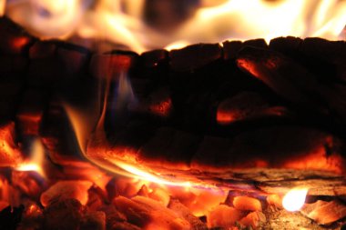 Doğadaki ateş elementi. Ateşli fırın. Ateşin sıcaklığı. Telefon ve tabletler için arkaplanı ateşle.