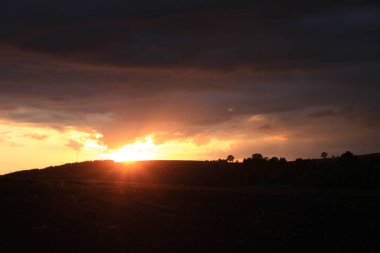 Gün batımı. Sıcak bir yaz akşamı. Telefon ve tabletler için akşam arkaplanı.