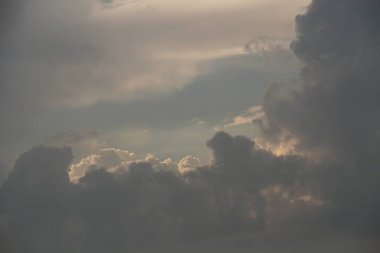 Bulutlardaki gökyüzünün yapısı ve yapısı. Telefon ve tabletler için bulutlu bir arka plan. Ukrayna gökyüzü.