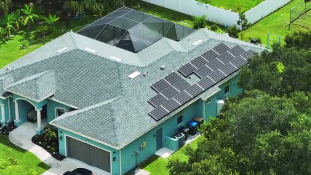 Повітряний Вид Типовий Американський Будівельний Дах Рядами Синіх Сонячних Фотоелектричних — стокове відео