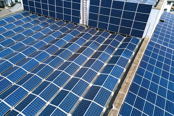 Ipari Épület Tetejére Szerelt Kék Fotovoltaikus Napelemek Légi Rálátása Zöld — Stock Fotó