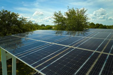 Park yerinin üzerine temiz enerjinin etkin üretimi için park edilmiş arabalar için güneş panelleri yerleştirildi.