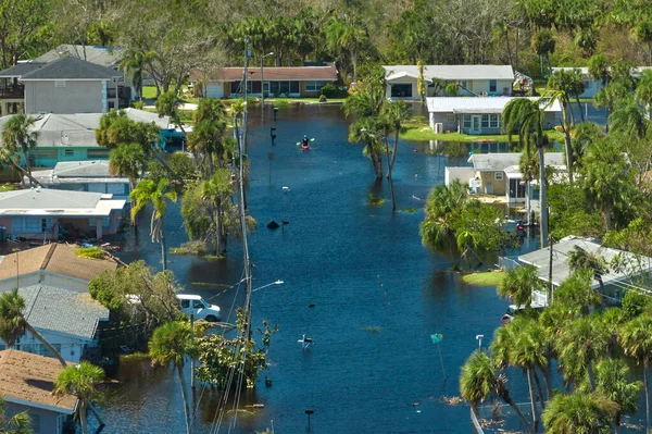 Каяк Плавает Затопленной Улице Окружении Домов Затопленных Ураганом Иан Жилом — стоковое фото