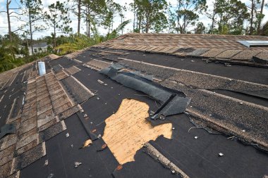 Florida 'daki Ian kasırgasından sonra kiremitleri eksik olan hasarlı bir çatı. Doğal afetin sonuçları..