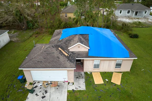 Hurricane Ian Damaged House Rooftop Covered Protective Plastic Tarp Rain — Stock Photo, Image