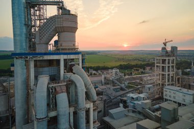 Yüksek beton fabrikası ve endüstriyel üretim alanında kule vinci olan çimento fabrikasının havadan görüntüsü. Üretim ve küresel sanayi kavramı.