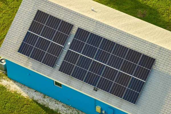 Κατοικία Στέγη Που Καλύπτεται Ηλιακούς Φωτοβολταϊκούς Συλλέκτες Για Την Παραγωγή — Φωτογραφία Αρχείου