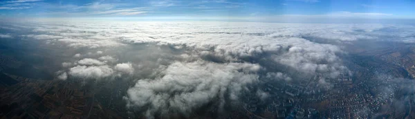 Vista Aérea Desde Gran Altitud Ciudad Distante Cubierta Nubes Cúmulos —  Fotos de Stock