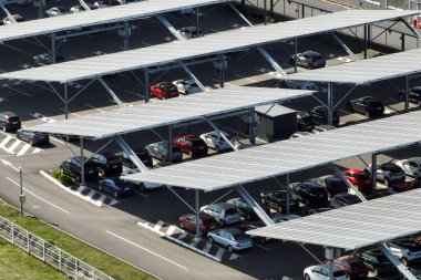 Otoparkın üzerine temiz enerjinin etkin üretimi için park etmiş arabaların güneş panelleri yerleştirildi..