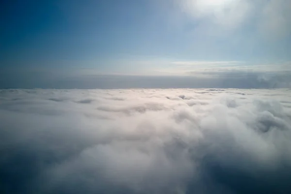 Luftaufnahme Aus Großer Höhe Der Erde Bedeckt Mit Geschwollenen Regenwolken — Stockfoto