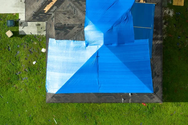 Hurrikan Ian Beschädigte Das Dach Eines Hauses Das Mit Einer — Stockfoto