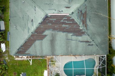 Florida 'daki Ian Kasırgası' ndan sonra asfalt kiremitleri eksik. Ev çatısı konseptinin tamiri.