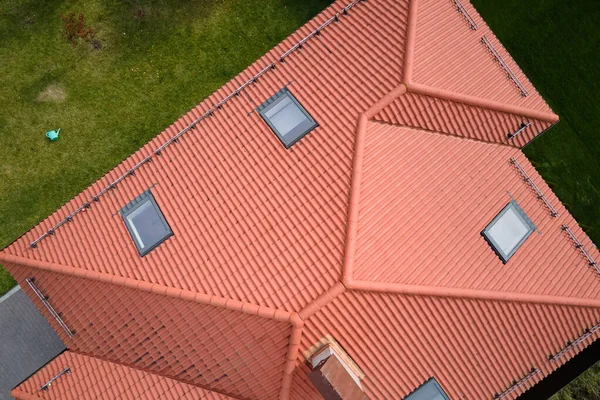 Nahaufnahme Von Dachbodenfenstern Auf Dem Hausdach Die Mit Keramikschindeln Abgedeckt — Stockfoto
