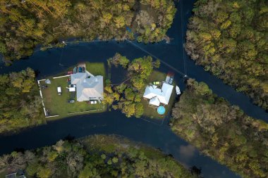 Etrafı Ian Kasırgası ile çevrili sel suları Florida yerleşim bölgesindeki evleri sarıyor. Doğal afetin sonuçları..