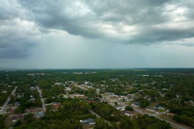 Kasaba üzerinde sağanak fırtınadan önce fırtınalı gökyüzünde oluşan kara uğursuz bulutların manzarası..