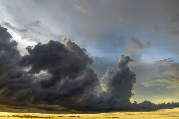 Bunte Abendlandschaft Mit Sanften Pastellfarbenen Wolken Auf Aquarellfarbenem Sonnenuntergangshimmel Hintergrund — Stockfoto